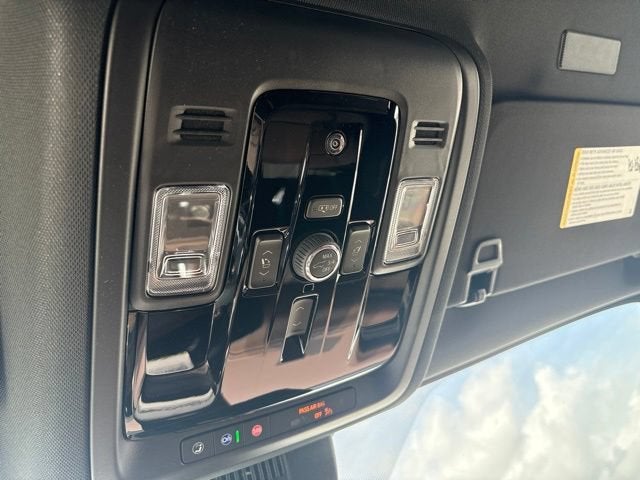 2026 Chevrolet Suburban High Country — photo 31