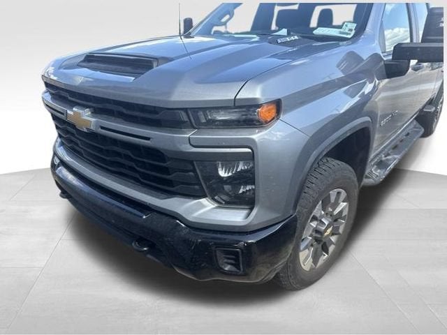 2024 Chevrolet Silverado 2500 HD Custom — photo 2