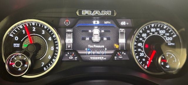 2022 RAM 1500 Laramie Crew Cab 4x4 5'7' Box